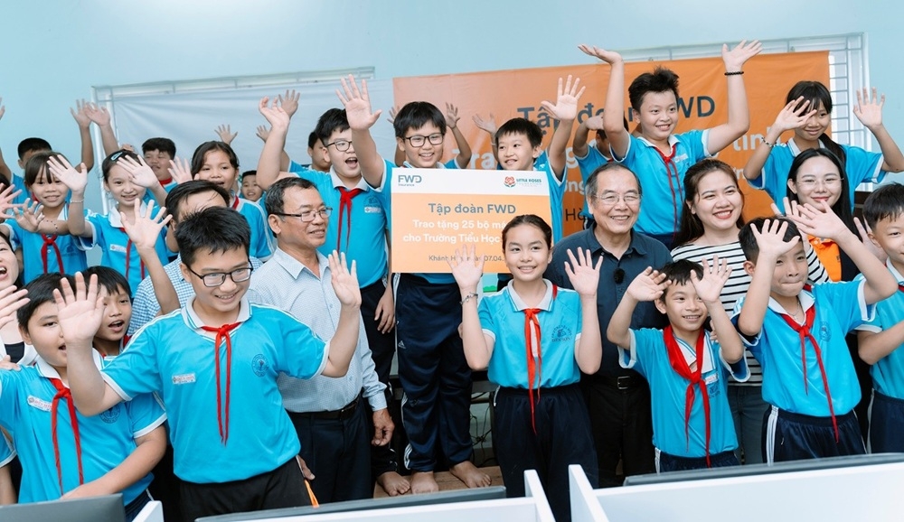 Tập đoàn FWD hỗ trợ thiết bị học tập cho gần 1.500 học sinh tại tỉnh Khánh Hòa