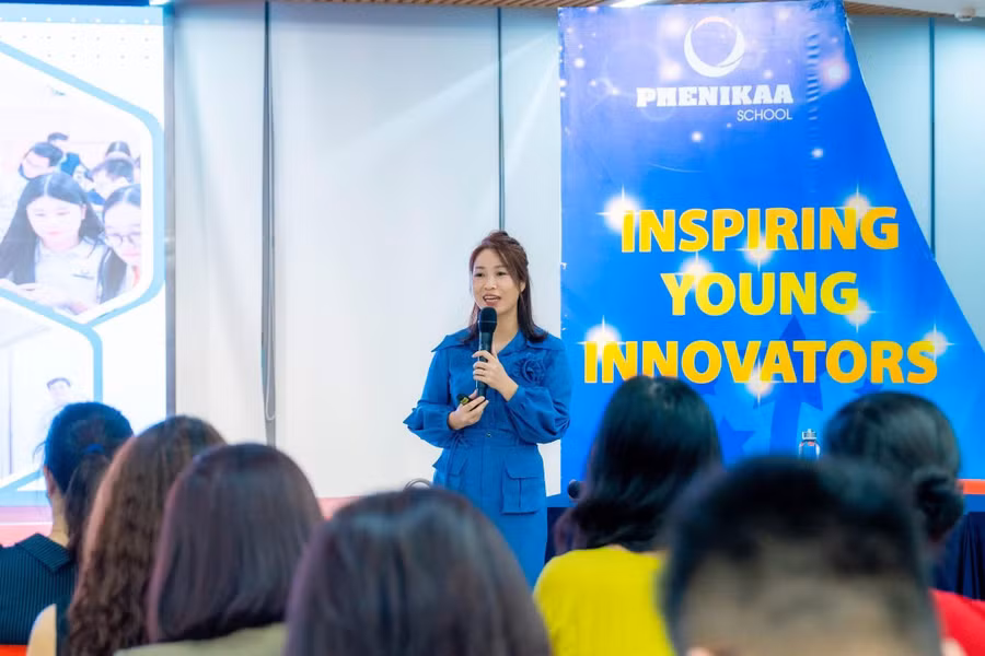 Bà Nguyễn Thị Hương - Tổng Giám đốc Phenikaa School trực tiếp đào tạo, chia sẻ định hướng và truyền cảm hứng cho đội ngũ giáo viên.