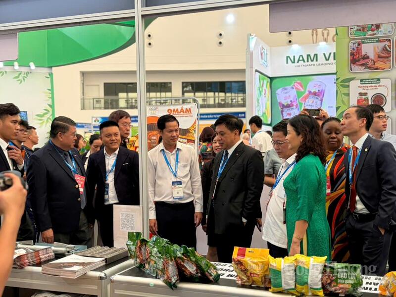 Đại diện Cục Xúc tiến thương mại, Bộ Công Thương cùng các đại biểu tham quan gian hàng của các doanh nghiệp quốc tế. Tại đây, các doanh nghiệp không chỉ trưng bày sản phẩm mà còn giới thiệu công nghệ, giải pháp sản xuất kinh doanh và xu hướng tiêu dùng mới. Ảnh: Minh Hương