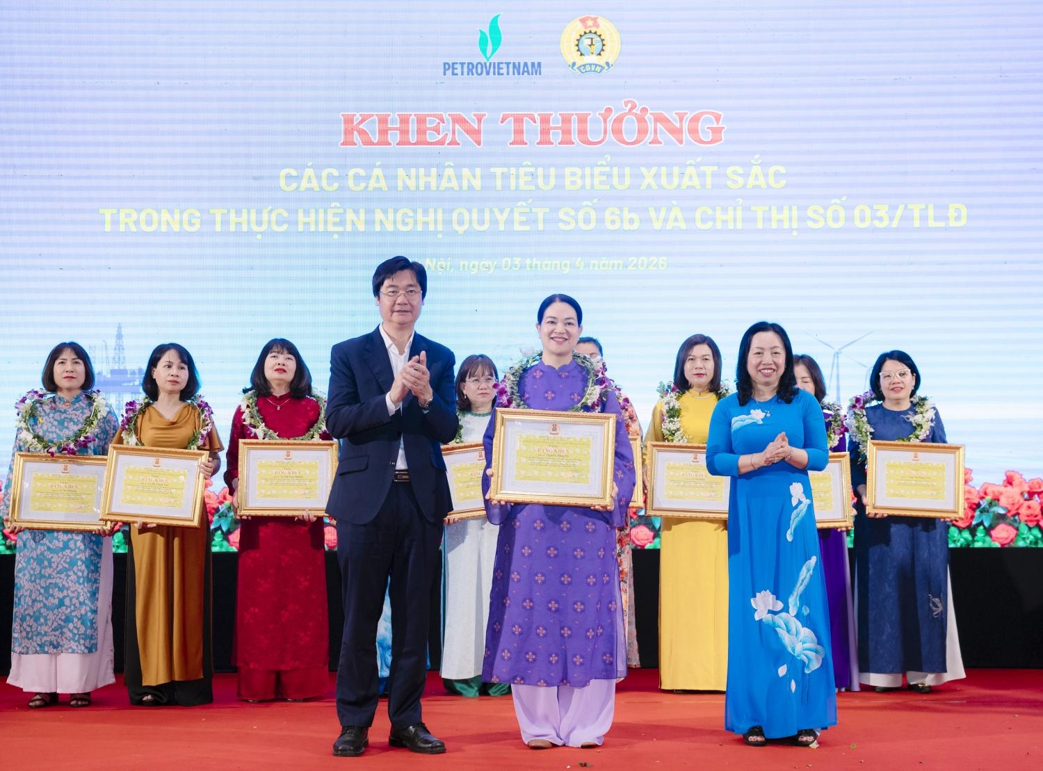 Chị Nguyễn Hồng Hà – Chuyên viên Ban KSNB, Ủy viên BCH Công đoàn PV GAS, Trưởng Ban TG-NC Công đoàn PV GAS từ 2021 đến nay nhận khen thưởng