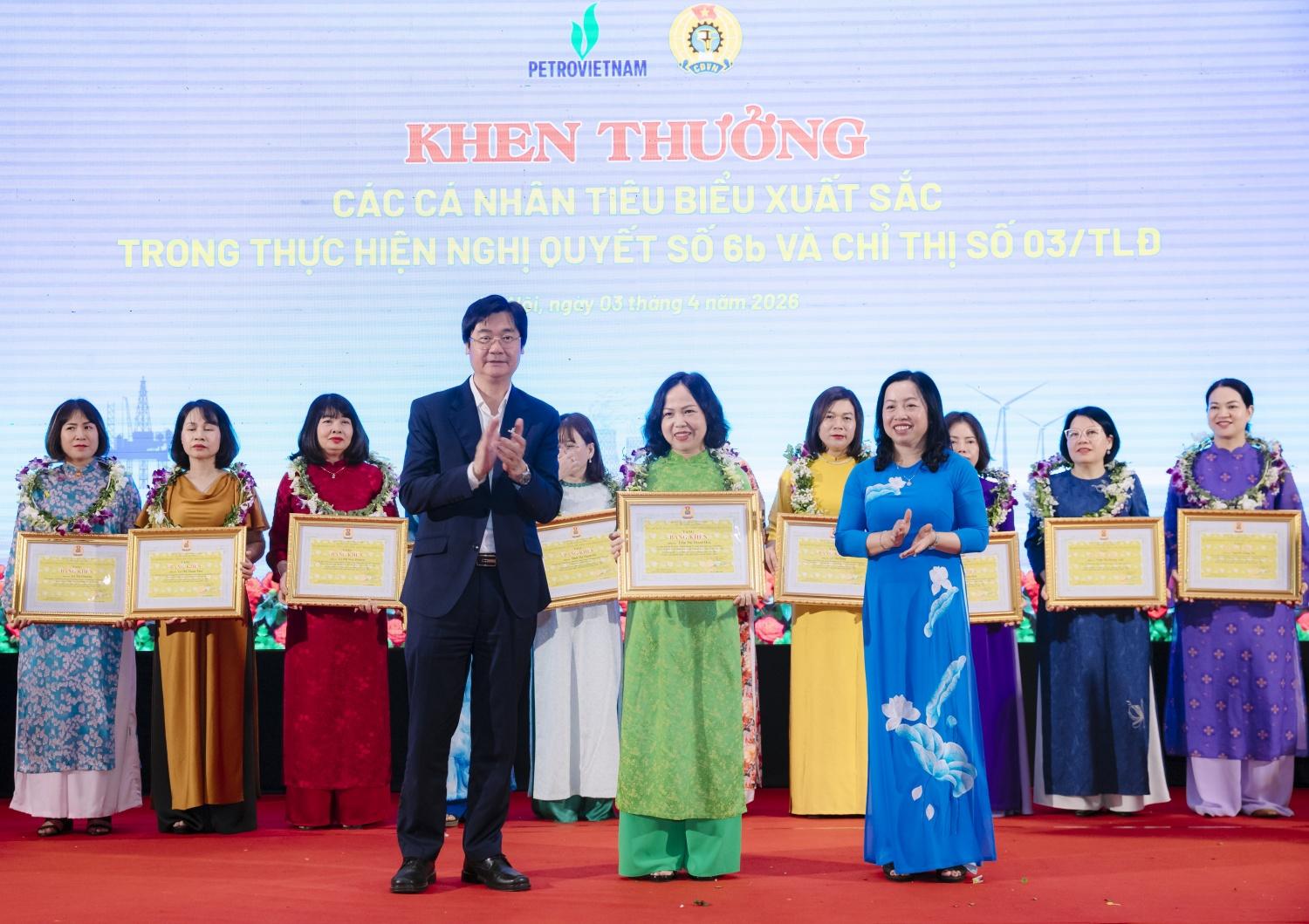 Chị Trần Thị Thanh Hoa – Trưởng phòng Tổ chức – Hành chính Công ty CP Kinh doanh Khí miền Nam, Trưởng Ban Nữ công Công đoàn PV GAS giai đoạn 2012 – 2017 nhận khen thưởng