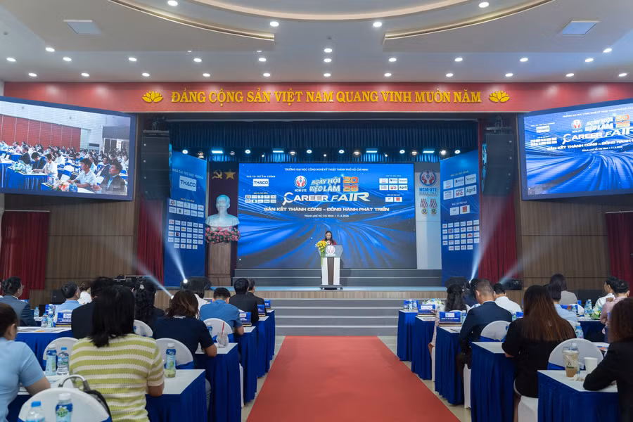 TS Trương Thị Hiền, Bí thư Đảng ủy, Phó Hiệu trưởng thường trực nhà trường phát biểu tại lễ khai mạc ngày hội. khai-mac.jpg