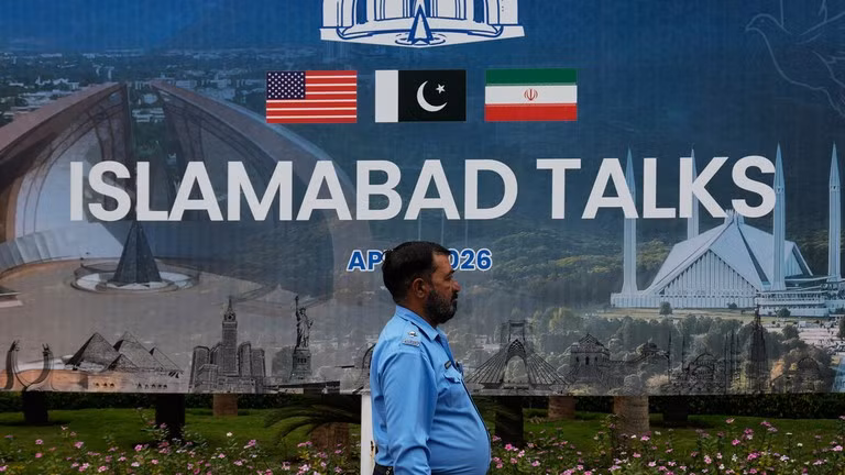 Một biển quảng cáo về các cuộc đàm phán giữa Mỹ và Iran bên ngoài trung tâm hỗ trợ truyền thông, Islamabad, Pakistan, ngày 11/4.