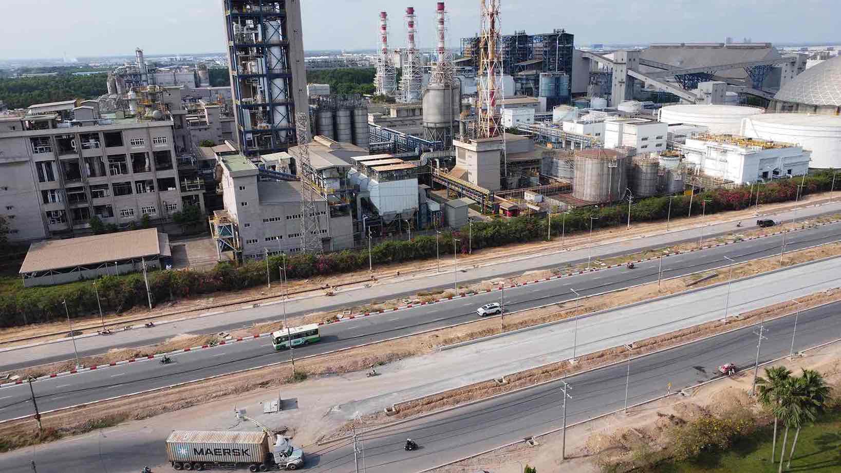 Hiện tại, tuyến đường này vừa thi công vừa lưu thông, việc đi lại còn gặp khó khăn. Ảnh: HAC