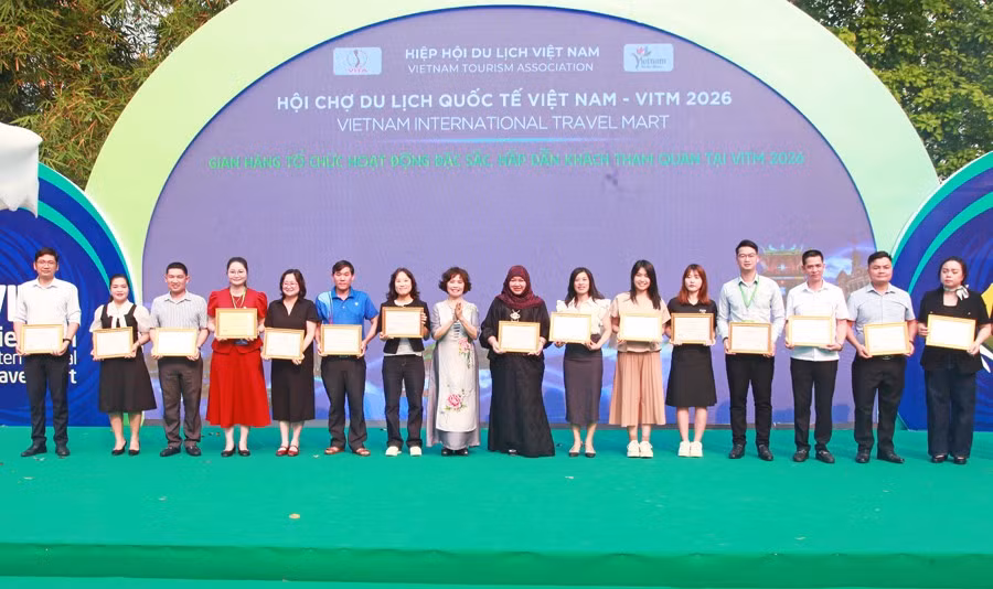 Ban tổ chức trao chứng nhận cho các đơn vị có gian hàng quy mô lớn. dl-4.jpg