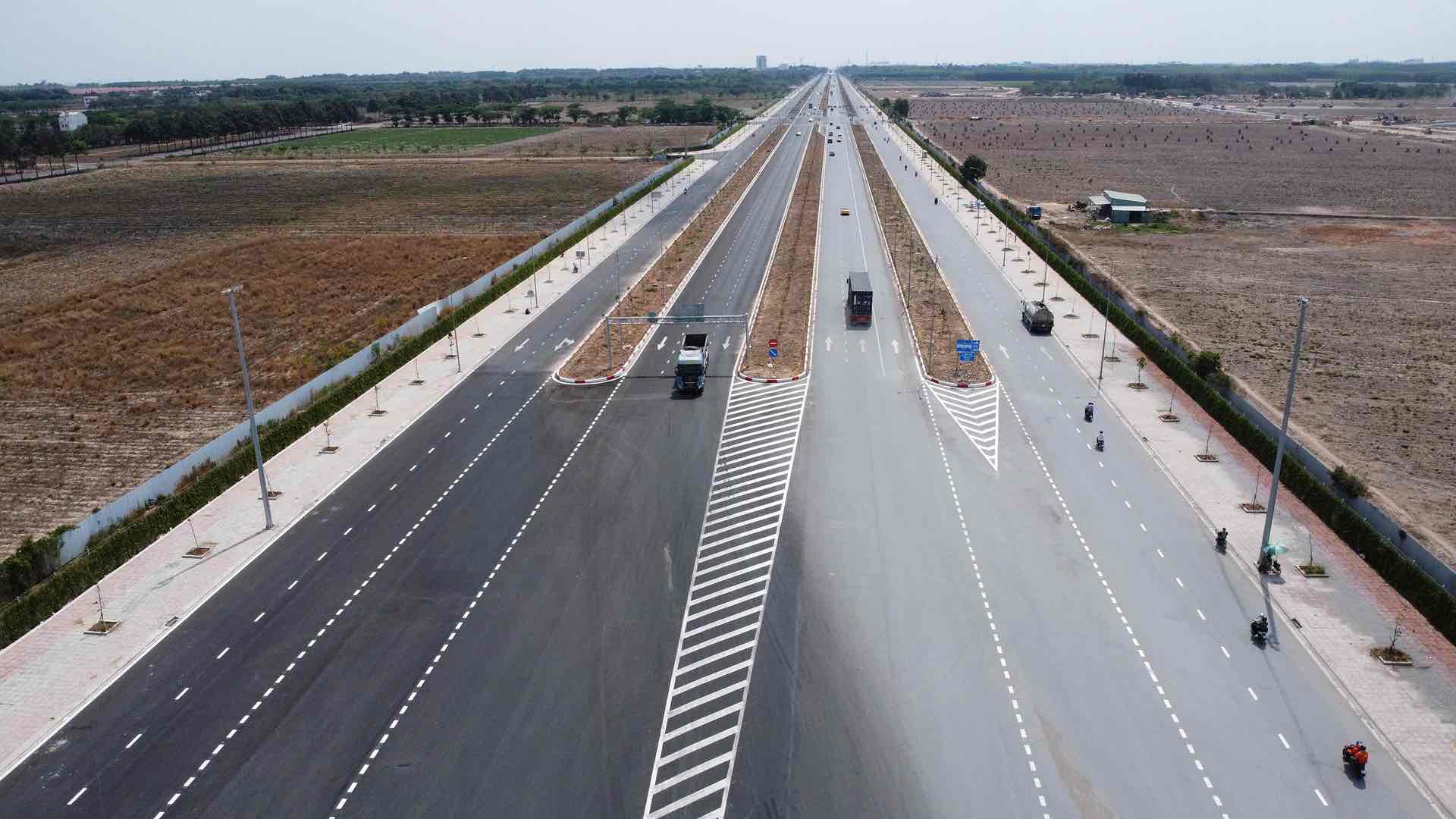 Trong khi đó, đoạn đường 25B từ trung tâm xã Nhơn Trạch đến đường Quách Thị Trang dài 3,8km đã có diện mạo hoàn thiện, việc di chuyển rất thuận lợi. Ảnh: HAC