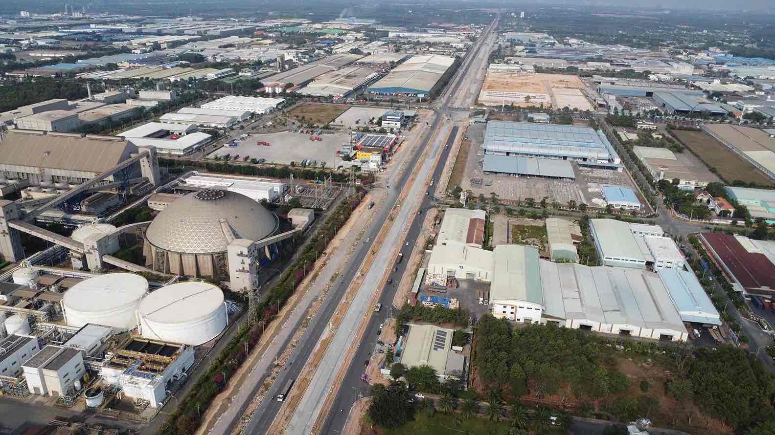 Tuyến đường này đi qua Khu công nghiệp Nhơn Trạch 1 và Khu công nghiệp Nhơn Trạch 2 rất đông đúc và sầm uất. Ảnh: HAC