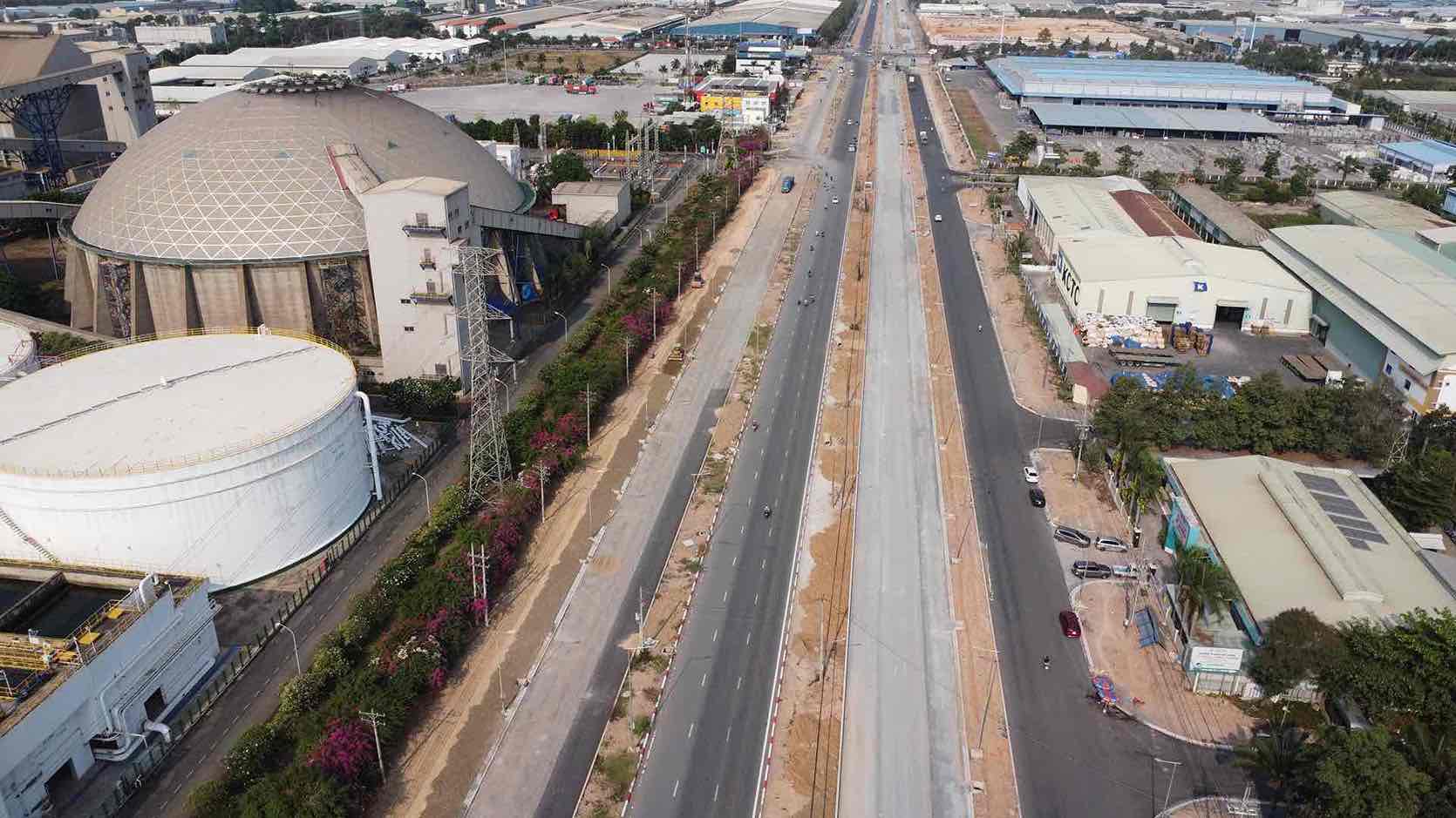 Tuyến này đường thi công nâng cấp mở rộng lên 10 làn xe, đáp ứng nhu cầu đi lại tăng cao khi kết nối TPHCM với sân bay Long Thành. Ảnh: HAC