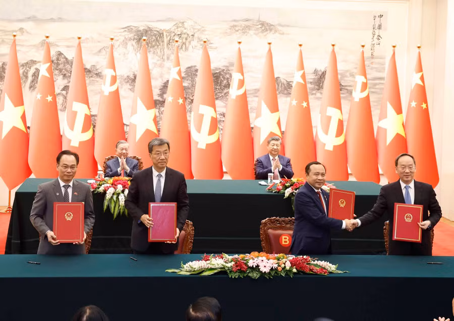 Tổng Bí thư, Chủ tịch nước Trung Quốc Tập Cận Bình và Tổng Bí thư, Chủ tịch nước Việt Nam Tô Lâm chứng kiến lễ ký kết.