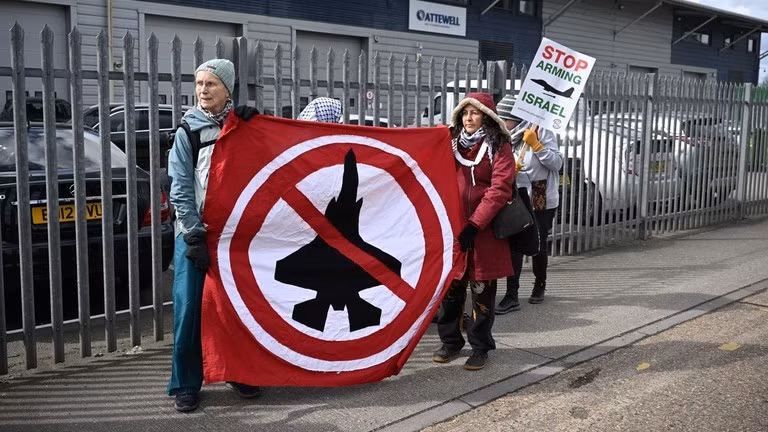 Các nhà hoạt động ủng hộ Palestine biểu tình phản đối việc bán vũ khí cho Israel tại Anh, ngày 25/3/2026.
