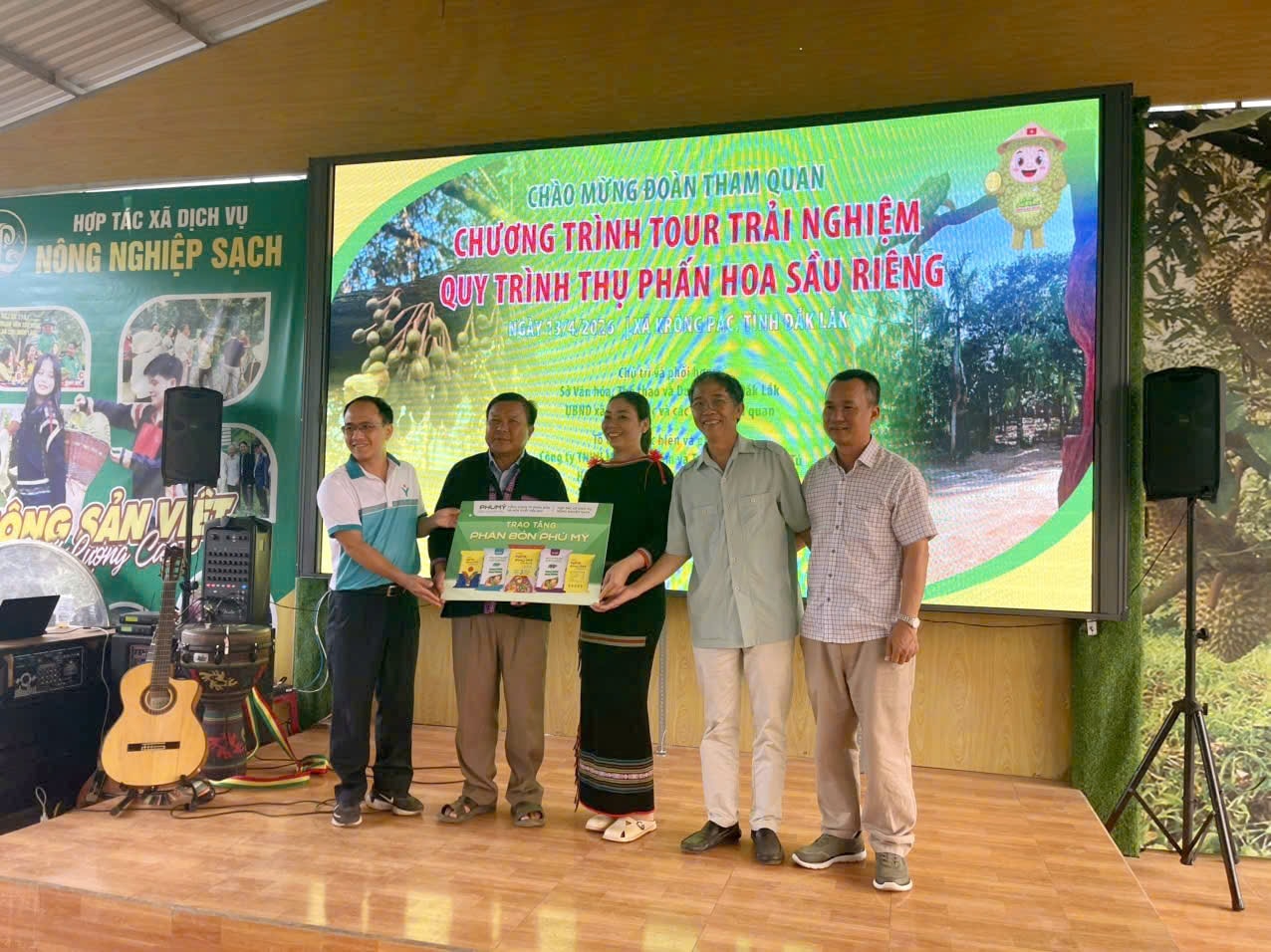 Phú Mỹ trao tặngphân bón cho Hợp tác xã để triển khai vườn mô hình
