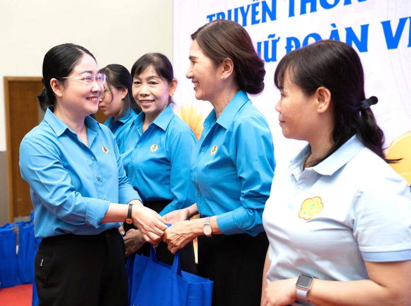 Bà Nguyễn Kim Loan - Phó Chủ tịch LĐLĐ TPHCM - tặng quà các nữ đoàn viên, người lao động. Ảnh: Đức Long