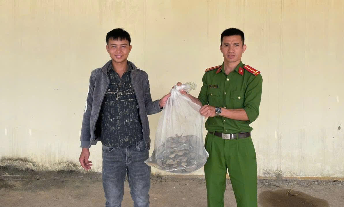 Người dân giao nộp trăn gấm quý hiếm. Ảnh: Phúc Khánh