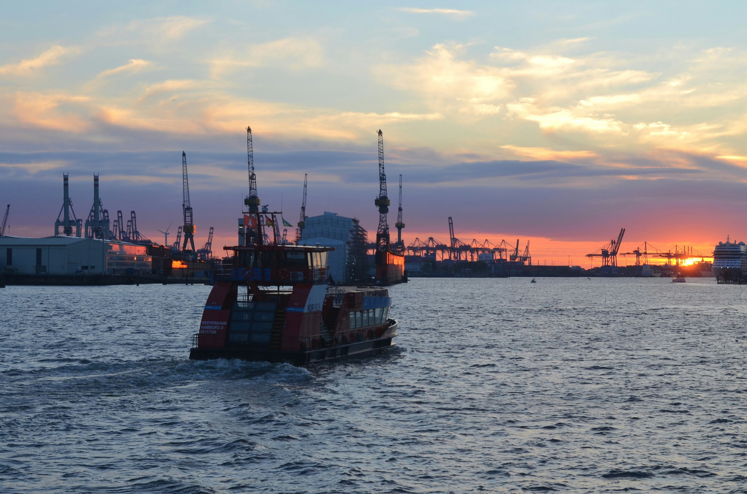 Một chiếc thuyền nhỏ giữa một vùng nước rộng lớn.