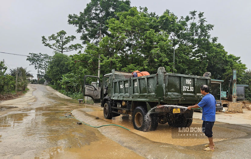 Xe tải được tưới rửa trước khi lưu thông