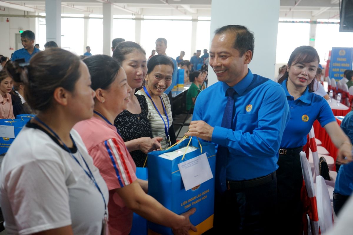 Đại diện lãnh đạo Ủy ban MTTQ tỉnh Thanh Hóa, LĐLĐ tỉnh trao quà đến đoàn viên, người lao động khó khăn tại lễ phát động “Tháng Công nhân” năm 2026. Ảnh: Quách Du