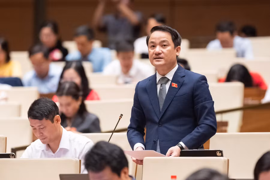 ĐBQH Lê Văn Thế (Ninh Bình) phát biểu. Ảnh: Phạm Thắng.