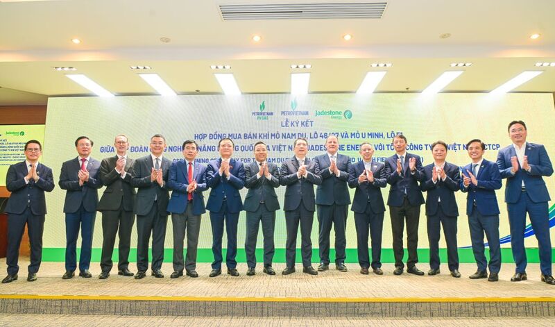 Lãnh đạo các Bộ, Petrovietnam và các đơn vị tham gia lễ ký kết hợp tác