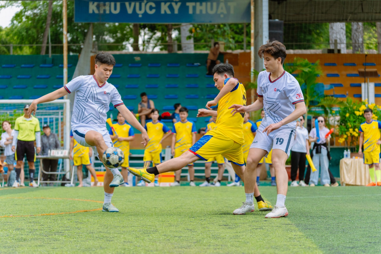 Sôi nổi Giải bóng đá giao hữu PVI mở rộng 2026