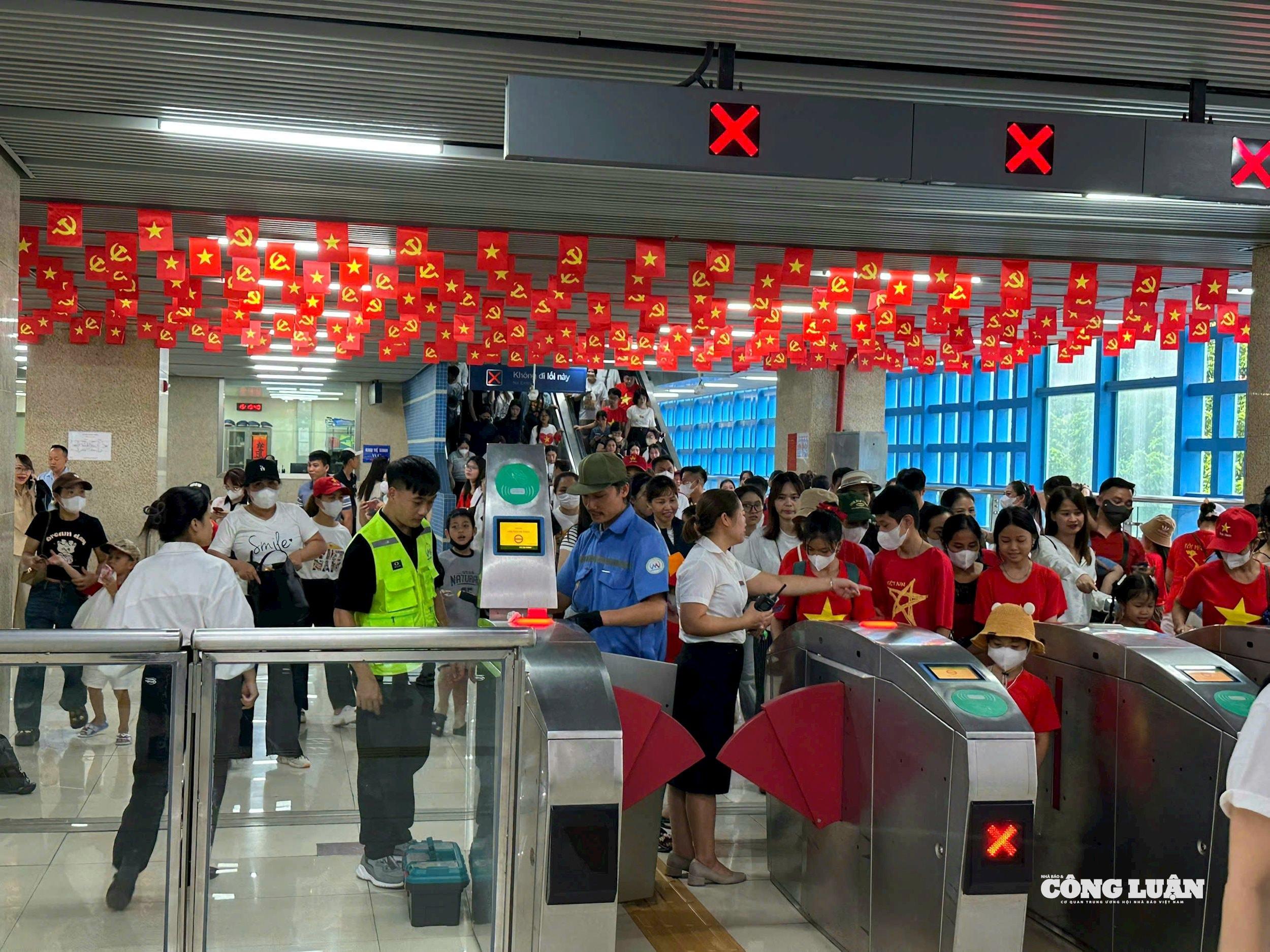 Lượng hành khách đi trên tuyến đường sắt đô thị Cát Linh-Hà Đông tăng gấp 4-5 lần so với ngày bình thường để đi đến các khu vực Quảng trường Ba Đình và các tuyến phố trung tâm để theo dõi tổng hợp luyện diễu binh, diễu hành, vào ngày 21/8.