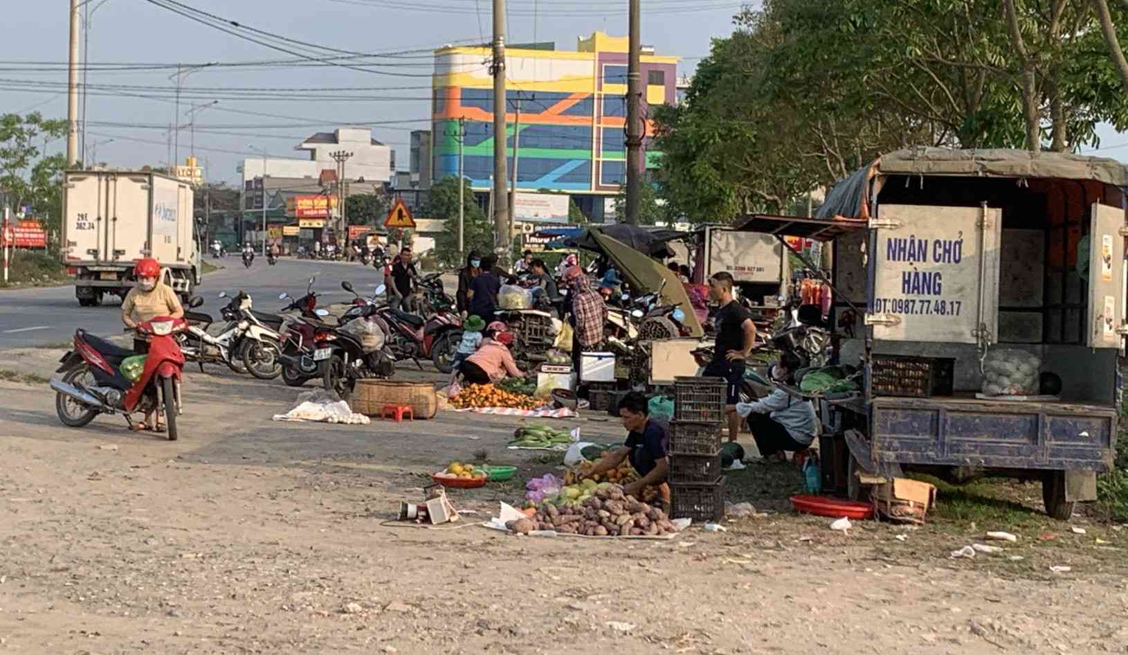 Người dân bày bán hàng ngay bên lề đường Quốc lộ 10, đoạn qua khu vực Cụm công nghiệp Khánh Nhạc. Ảnh: Diệu Anh