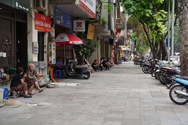 Sau khi các lực lượng chức năng trên địa bàn TP Hà Nội đồng loạt ra quân xử lý vi phạm, trật tự vỉa hè, lòng đường từng bước được lập lại.