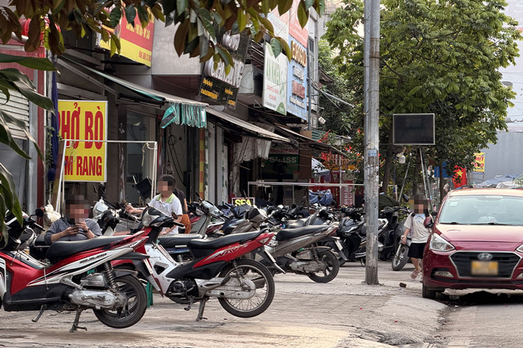 Vẫn còn tình trạng lấn chiếm vỉa hè, cản trở lối đi của người đi bộ. Ảnh: Dương Anh