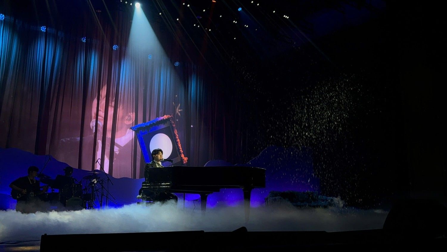 Người hâm mộ được thưởng thức lại các ca khúc gắn với tên tuổi của Bùi Trường Linh. Ảnh: Huyền Linh