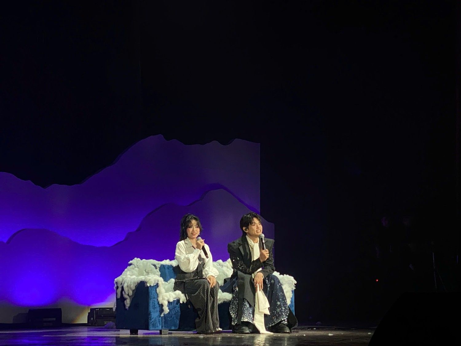 Bùi Trường Linh cùng khách mời Mỹ Mỹ, 52Hz tại concert. Ảnh: Huyền Linh