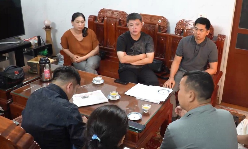 Người dân ngõ 150 An Dương Vương trao đổi với phóng viên. Ảnh: PV