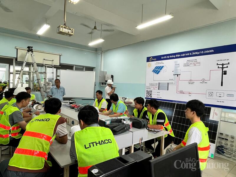 Về giải pháp ngắn hạn, cần đẩy mạnh các chương trình bồi dưỡng, đào tạo thực chiến cho lực lượng nhân lực ngành điện mặt trời hiện có.