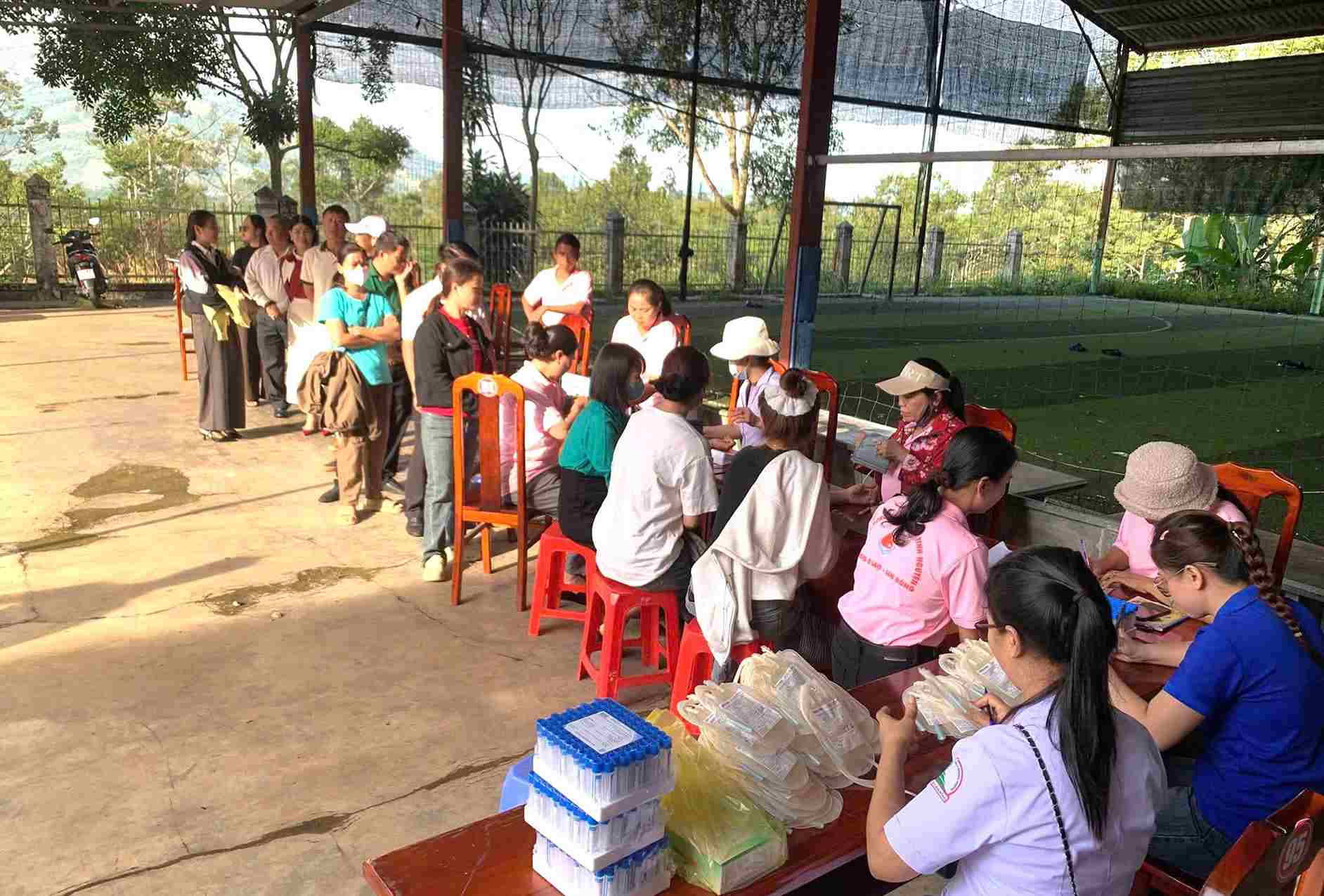 Đông đảo cán bộ, công chức, người lao động và người dân phường B'Lao đến đăng ký hiến máu. Ảnh: Phúc Khánh