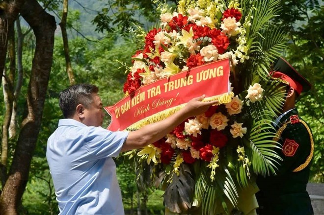Chủ nhiệm Ủy ban Kiểm tra Trung ương dâng hương tại Thái Nguyên