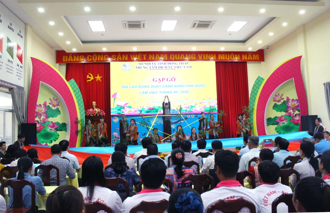 Quang cảnh buổi gặp gỡ, tiễn 206 lao động tỉnh Đồng Tháp sang Hàn Quốc làm việc thời vụ. Ảnh: Thanh Mai