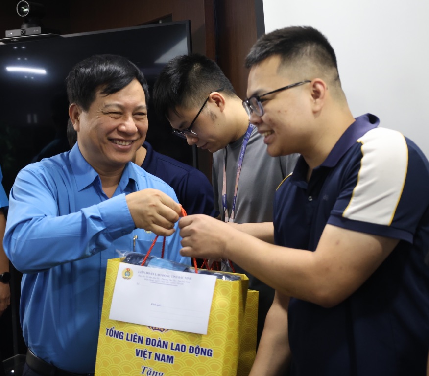Ông Vũ Anh Đức - Phó Bí thư Đảng ủy Tổng LĐLĐVN, Ủy viên Đoàn Chủ tịch Tổng LĐLĐVN trao quà cho người lao động. Ảnh: Quyết Chiến