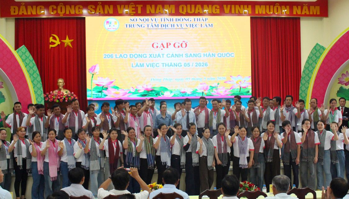 206 lao động cùng đại diện lãnh đạo địa phương, Trung tâm Dịch vụ việc làm tỉnh Đồng Tháp chụp ảnh lưu niệm trước giờ chia tay. Ảnh: Thanh Mai