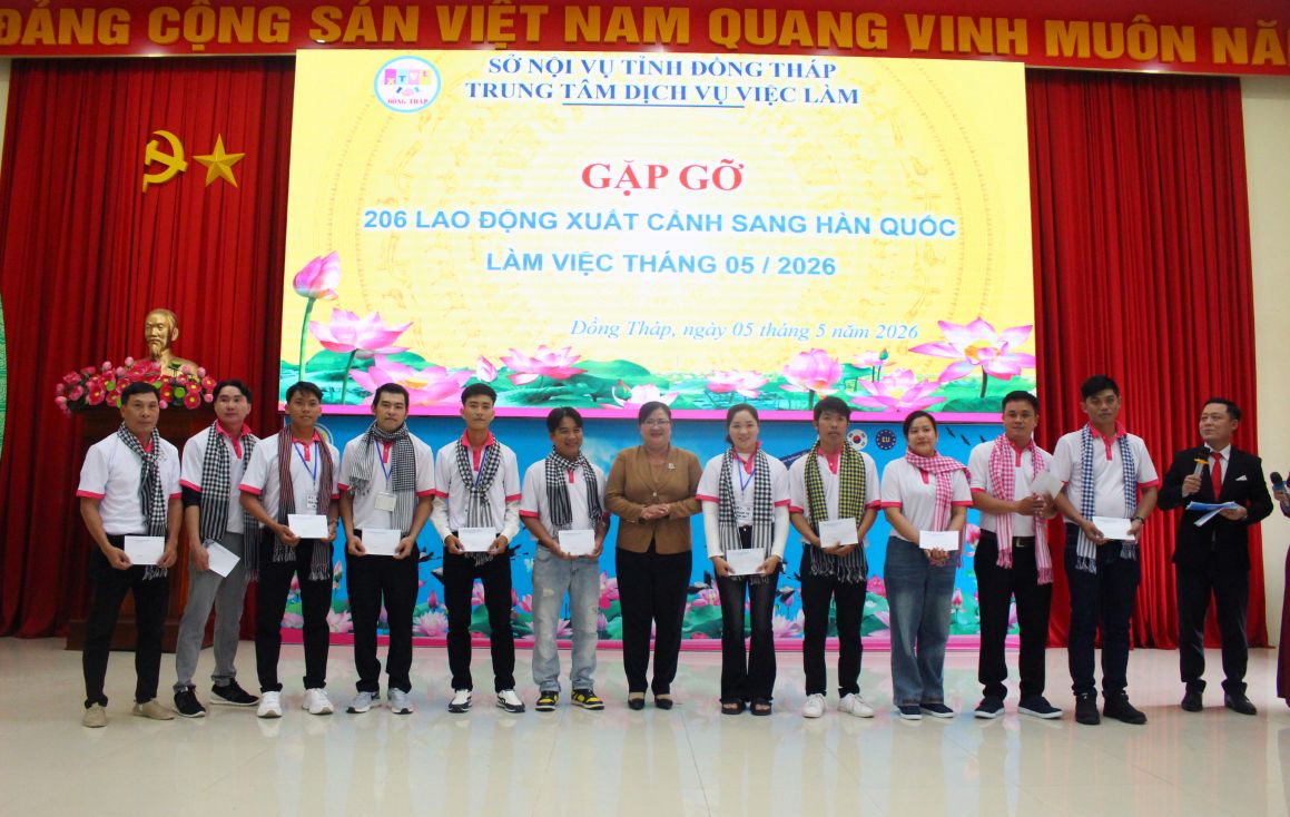 Phó Chủ tịch UBND phường Cao Lãnh Hồ Huệ Thu Hằng tặng quà cho lao động địa phương trước giờ sang Hàn Quốc làm việc. Ảnh: Thanh Mai