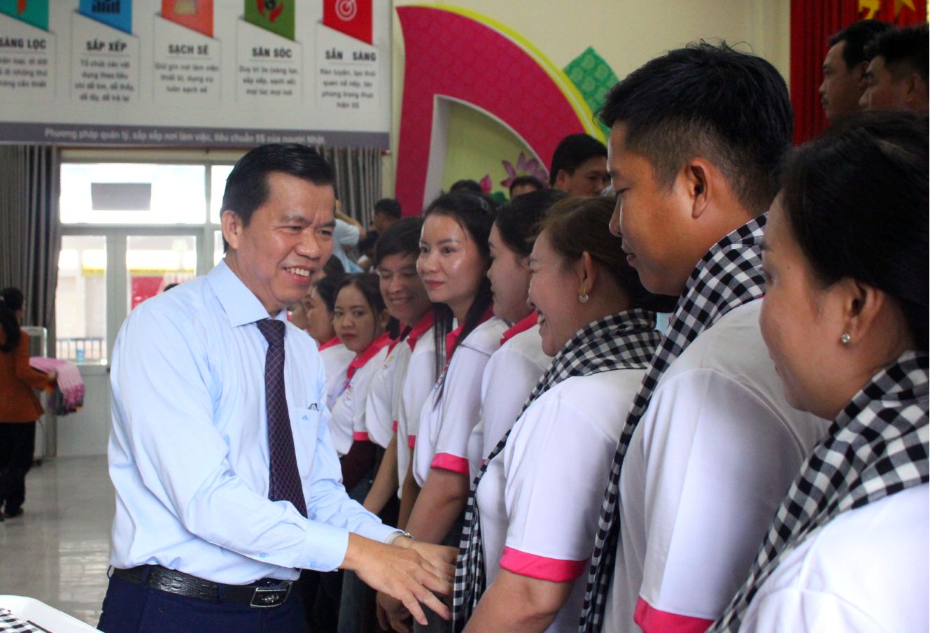 Giám đốc Trung tâm Dịch vụ việc làm tặng khăn rằn quê hương cho lao động trước giờ lên đường sang Hàn Quốc làm việc thời vụ. Ảnh: Thanh Mai