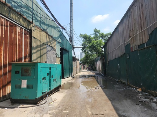 Một số nhà xưởng dùng máy phát điện để duy trì hoạt động. Ảnh: Minh Hạnh