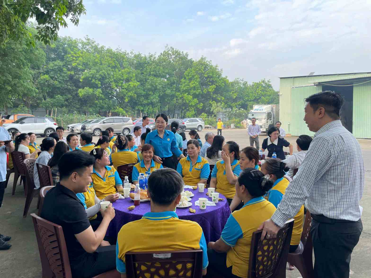 Chương trình cà phê sáng đã tạo không gian để người lao động được bày tỏ những tâm tư, nguyện vọng. Ảnh: Đình Trọng