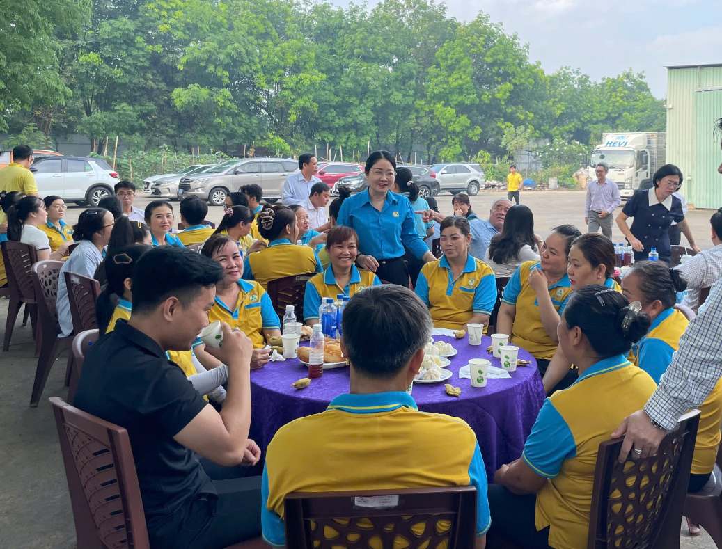 Bà Nguyễn Kim Loan - Phó Chủ tịch LĐLĐ TPHCM tham dự chương trình. Ảnh: Đình Trọng