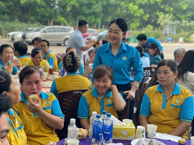 Lãnh đạo địa phương và doanh nghiệp lắng nghe người lao động trong buổi cà phê sáng