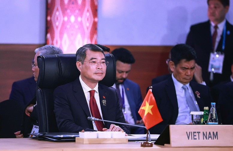 Thủ tướng Lê Minh Hưng phát biểu tại phiên họp.