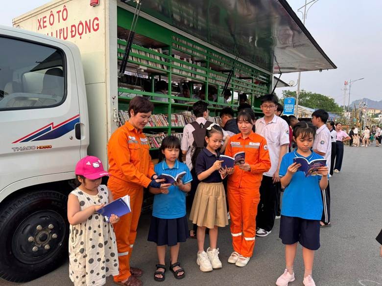 PC Sơn La gieo thói quen tiết kiệm điện từ những trang sách tuổi thơ