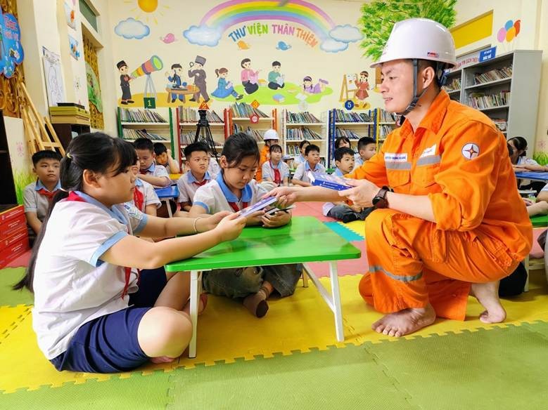 PC Sơn La gieo thói quen tiết kiệm điện từ những trang sách tuổi thơ