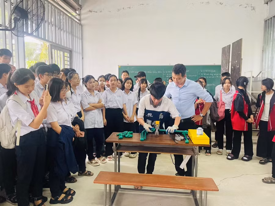 Học sinh trải nghiệm nghề tại Trường Cao đẳng Công nghệ Kinh tế và Thủy lợi miền Trung. trai-nghiem-nghe-cho-hs.jpg