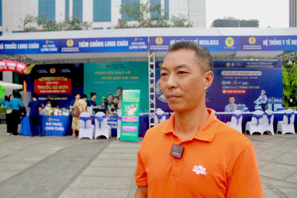 Ông Phan Văn Dân phấn khởi khi được lãnh đạo Công đoàn KHCN quan tâm và thăm hỏi. Ảnh: Quỳnh Chi