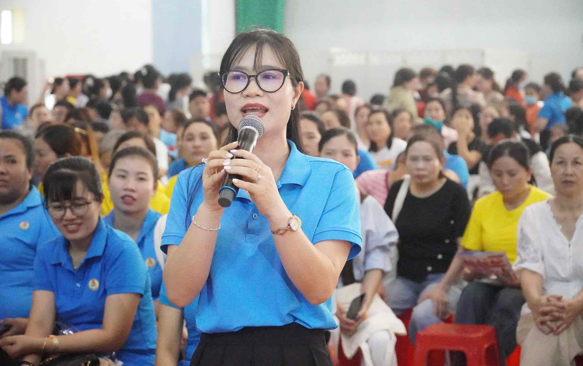 Đoàn viên đặt câu hỏi cho các chuyên gia tư vấn sức khỏe tại ngày hội. Ảnh: HAC