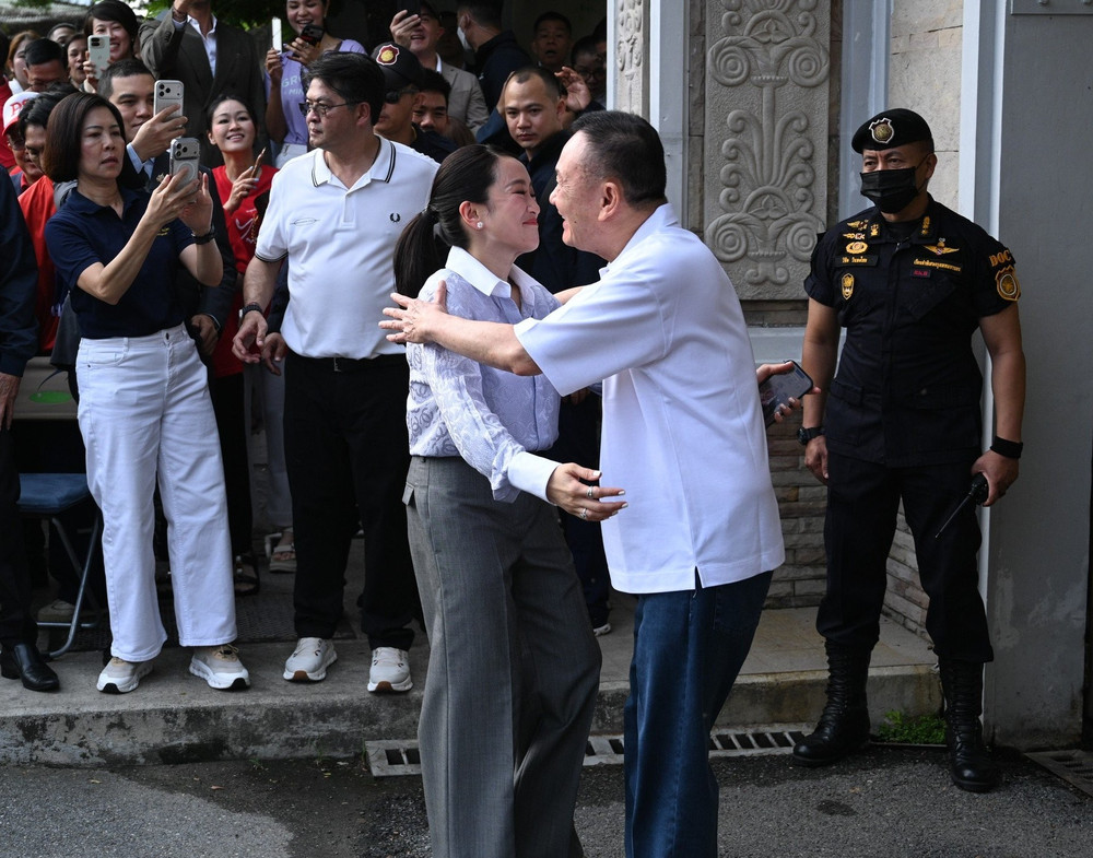 Ông Thaksin được con gái Paetongtarn đón bên ngoài nhà tù. Ảnh: ThaiEnquirer hiarrnqbeaetv-n.jpg