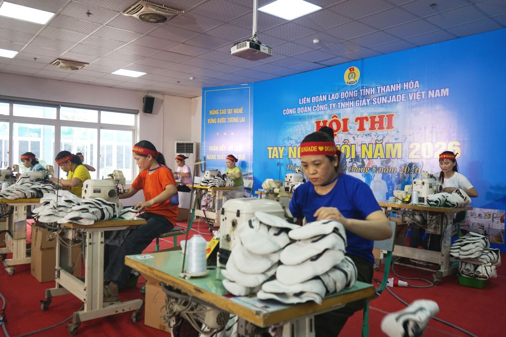 Các đội thi đua nhau tranh tài tại các phần thi tay nghề giỏi. Ảnh: Quách Du